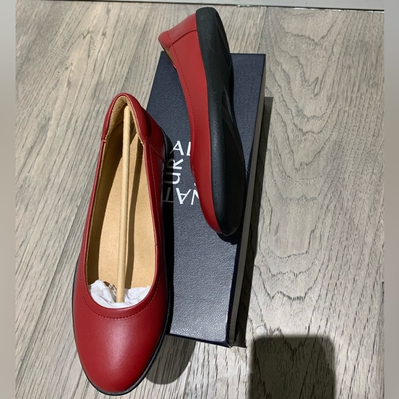 Naturalizer Flexy red leather 6 wide - Picture 3 of 4
